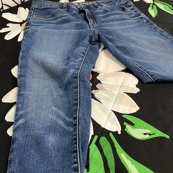 AEO Hi-Rise Jegging Crop Super Stretch Distressed Design Denim Jeans, Size 4 - Picture 9 of 16